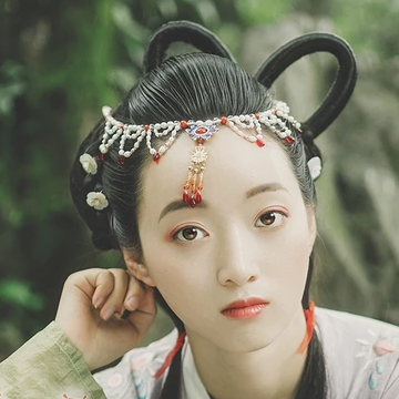 秋庭帶團扇女生頭像，唯美古風真人頭像