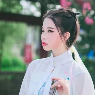 清新嫩綠帶傘女生頭像，唯美古風真人頭像