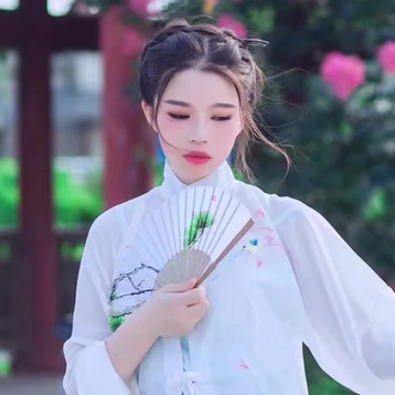 清新嫩綠帶傘女生頭像，唯美古風真人頭像