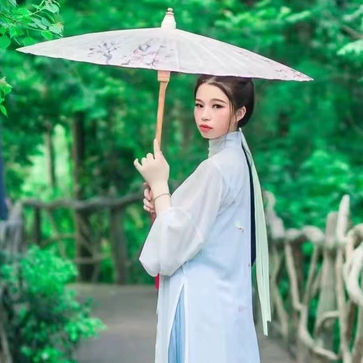 清新嫩綠帶傘女生頭像，唯美古風真人頭像