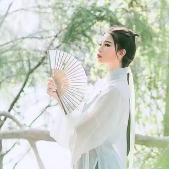 清新嫩綠帶傘女生頭像，唯美古風真人頭像