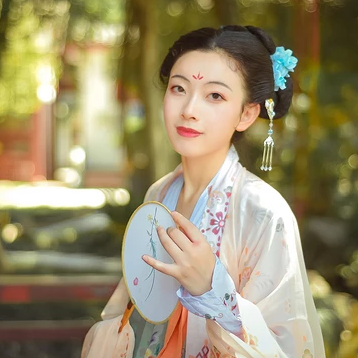 古韻帶團扇女生頭像,唯美古風(fēng)真人頭像