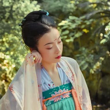 古韻帶團扇女生頭像,唯美古風(fēng)真人頭像