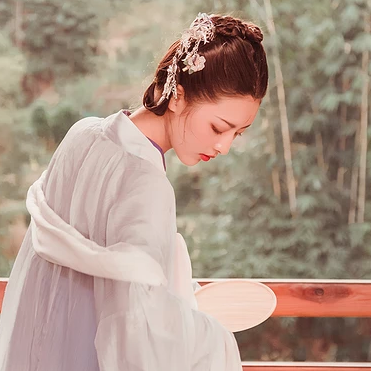 秋韻帶團扇女生頭像,唯美古風真人頭像