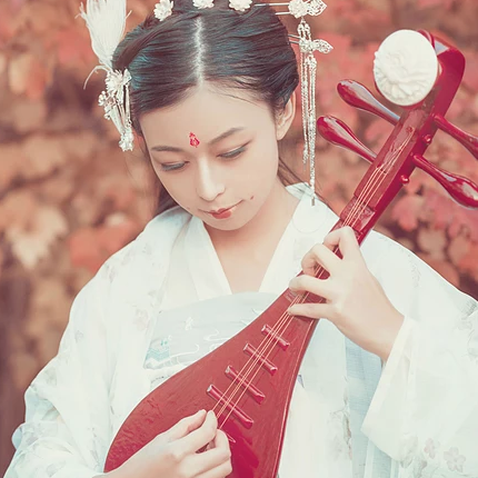 落葉意境彈琵琶女生頭像，唯美古風(fēng)真人頭像