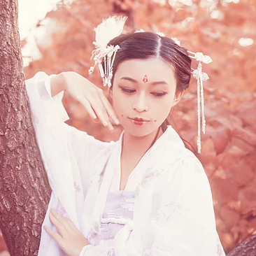落葉意境彈琵琶女生頭像，唯美古風(fēng)真人頭像