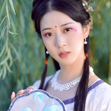 紅花綠葉帶團扇女生頭像，唯美古風(fēng)真人頭像