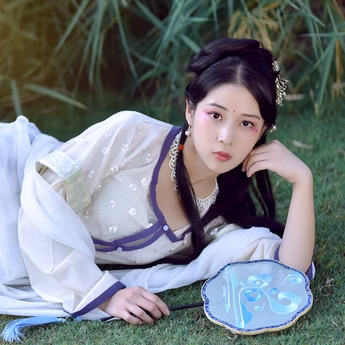 紅花綠葉帶團扇女生頭像，唯美古風(fēng)真人頭像