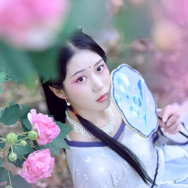 紅花綠葉帶團扇女生頭像，唯美古風(fēng)真人頭像