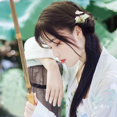 荷塘邊帶傘女生頭像，唯美古風真人頭像