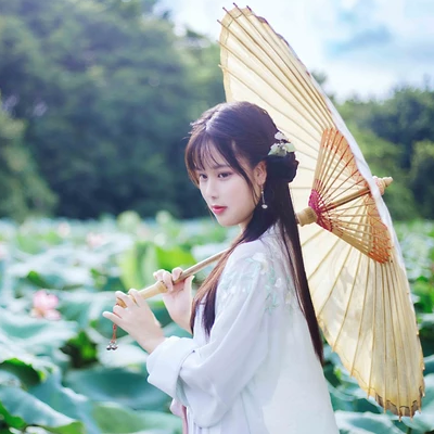 荷塘邊帶傘女生頭像，唯美古風真人頭像