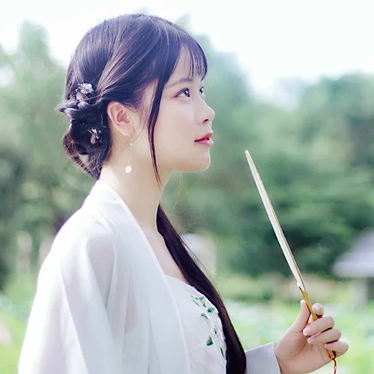 荷塘邊帶傘女生頭像，唯美古風真人頭像