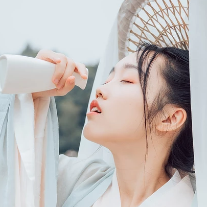 白衣俠客喝酒女生頭像，唯美古風(fēng)真人頭像