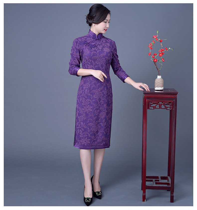 復(fù)古端莊大氣旗袍，紫色中長袖旗袍裙