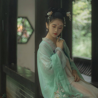 庭院長(zhǎng)廊帶傘女生頭像，唯美古風(fēng)真人頭像