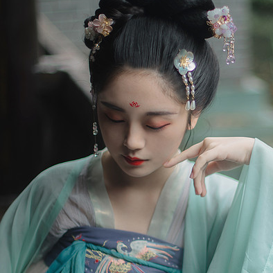 庭院長(zhǎng)廊帶傘女生頭像，唯美古風(fēng)真人頭像