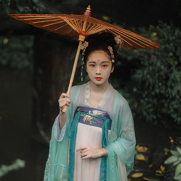 庭院長(zhǎng)廊帶傘女生頭像，唯美古風(fēng)真人頭像