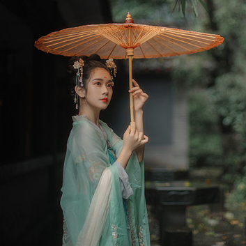 庭院長(zhǎng)廊帶傘女生頭像，唯美古風(fēng)真人頭像