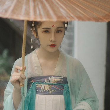 庭院長(zhǎng)廊帶傘女生頭像，唯美古風(fēng)真人頭像