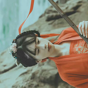 烈焰紅衣女生頭像，唯美古風(fēng)真人頭像