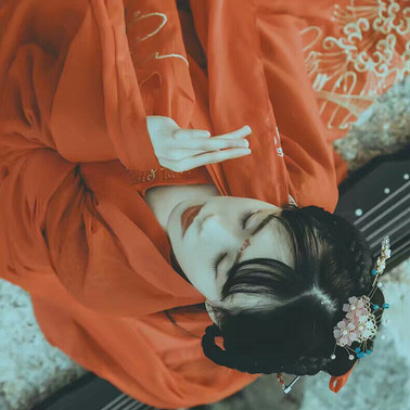 烈焰紅衣女生頭像，唯美古風(fēng)真人頭像