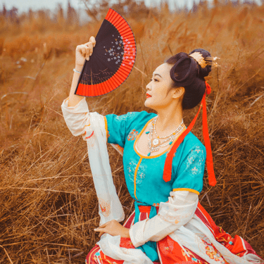 紅妝帶折扇女生頭像，唯美古風真人頭像