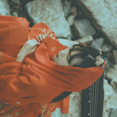 烈焰紅衣女生頭像，唯美古風(fēng)真人頭像