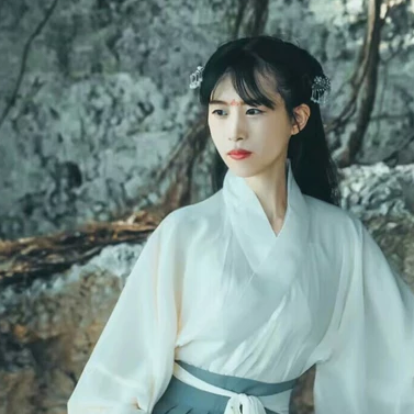 素衣帶傘和團(tuán)扇女生頭像，唯美古風(fēng)真人頭像