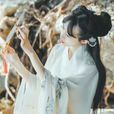 素衣帶傘和團(tuán)扇女生頭像，唯美古風(fēng)真人頭像