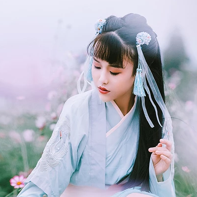 花叢中女生頭像，唯美古風(fēng)真人頭像