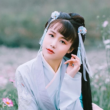 花叢中女生頭像，唯美古風(fēng)真人頭像