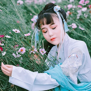 花叢中女生頭像，唯美古風(fēng)真人頭像