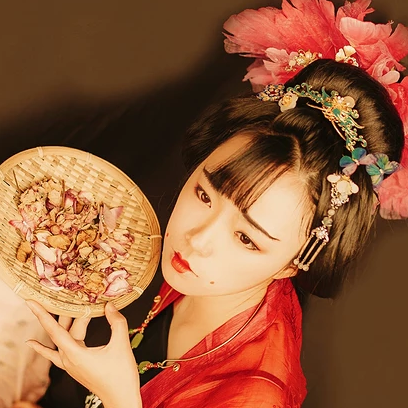 妖艷紅衣女生頭像，唯美古風真人頭像