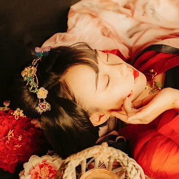 妖艷紅衣女生頭像，唯美古風真人頭像