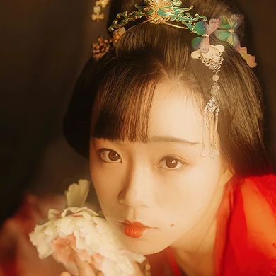 妖艷紅衣女生頭像，唯美古風真人頭像