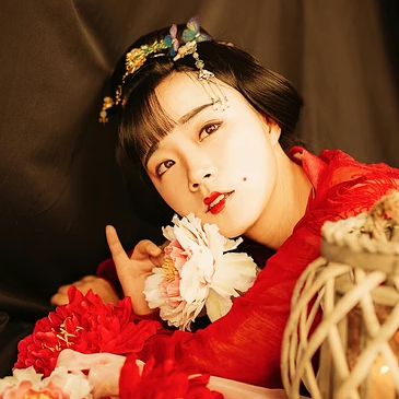 妖艷紅衣女生頭像，唯美古風真人頭像