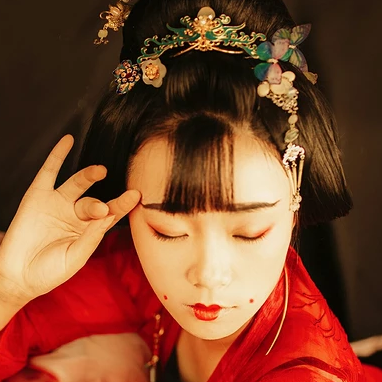 妖艷紅衣女生頭像，唯美古風真人頭像