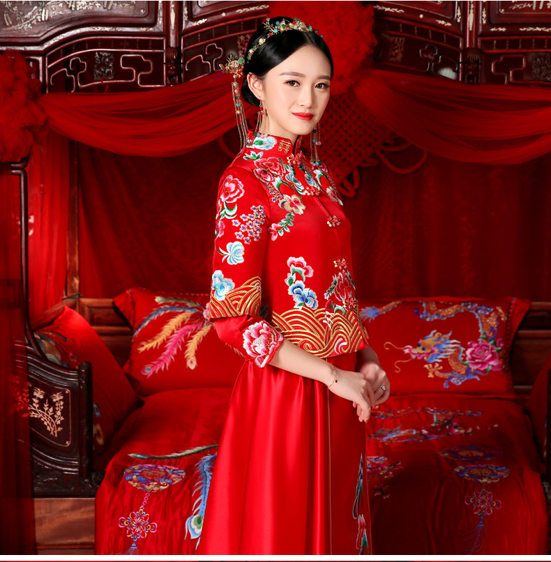 花團(tuán)錦簇中式禮服，新娘結(jié)婚禮服