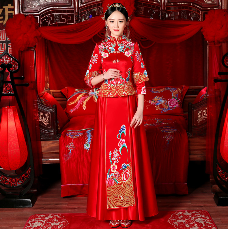 花團(tuán)錦簇中式禮服，新娘結(jié)婚禮服