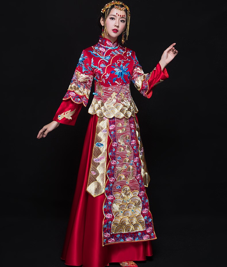 古典花紋刺繡中式禮服，新娘結(jié)婚禮服