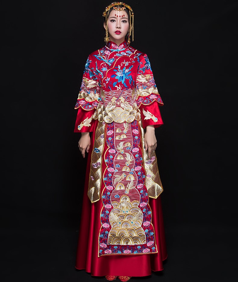 古典花紋刺繡中式禮服，新娘結(jié)婚禮服