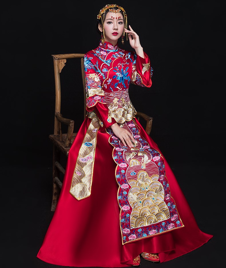 古典花紋刺繡中式禮服，新娘結(jié)婚禮服