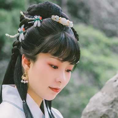 庭院帶團(tuán)扇女生頭像，唯美古風(fēng)真人頭像