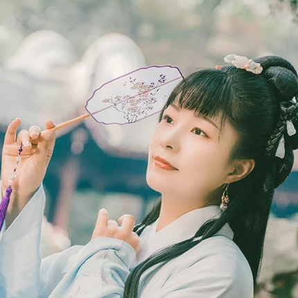 庭院帶團(tuán)扇女生頭像，唯美古風(fēng)真人頭像