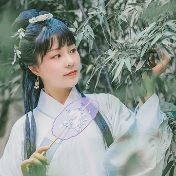 庭院帶團(tuán)扇女生頭像，唯美古風(fēng)真人頭像