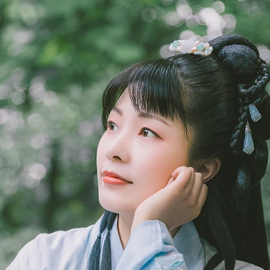 庭院帶團(tuán)扇女生頭像，唯美古風(fēng)真人頭像