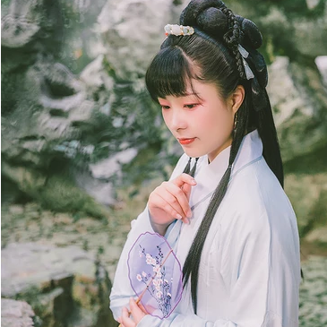 庭院帶團(tuán)扇女生頭像，唯美古風(fēng)真人頭像