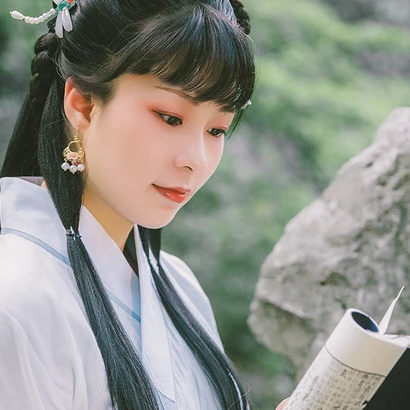 庭院帶團(tuán)扇女生頭像，唯美古風(fēng)真人頭像