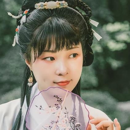 庭院帶團(tuán)扇女生頭像，唯美古風(fēng)真人頭像
