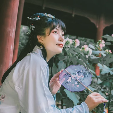庭院帶團(tuán)扇女生頭像，唯美古風(fēng)真人頭像